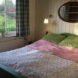 Gezellige slaapkamer in Vakantiehuisje in Vlist, Groene hart, Zuid-Holland met uitzicht op groene natuur.