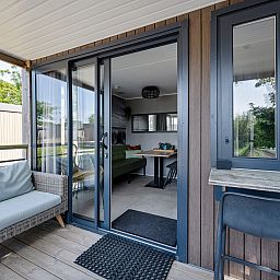 Veranda von Mobil home Beachhome in Ouddorp, ideal zum Entspannen an der frischen Luft von Goeree-Overflakkee, Suedholland.