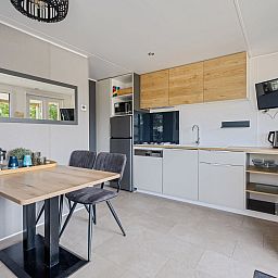 Moderne Kueche von Mobil home Beachhome in Ouddorp, komplett ausgestattet fuer einen komfortablen Aufenthalt in Suedholland.