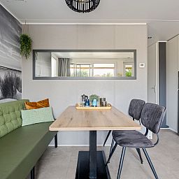 Essecke im Mobil home Beachhome in Ouddorp, ideal fuer gemuetliche Mahlzeiten waehrend Ihres Urlaubs in Suedholland.