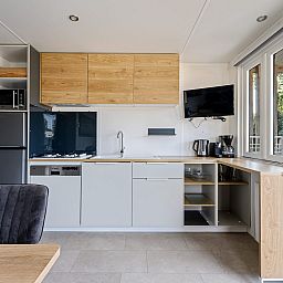 Kuecheneinrichtung von Mobil home Beachhome in Ouddorp, mit allen notwendigen Annehmlichkeiten fuer einen angenehmen Aufenthalt in Suedholland.