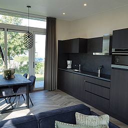 Moderne Kche und Essbereich im freistehenden Haus in Dordrecht, einem Ferienhaus in Sdholland mit Blick auf die grne Umgebung.