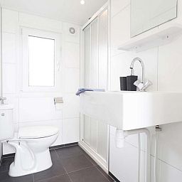 Moderne badkamer in Rialto 5 personen vakantiehuis in Nieuwerkerk aan den IJssel, Zuid-Holland met douche en wastafel.
