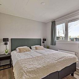 Lichte slaapkamer met groot raam in Leijhoeve 6 personen, vakantiehuis in Nieuwerkerk aan den IJssel.