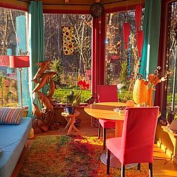 Gezellige binnenruimte van Vakantiehuisje in Groesbeek met kleurrijke inrichting in het Rijk van Nijmegen.