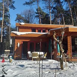 Vakantiehuisje in Groesbeek in een besneeuwd landschap, winterpracht in het Rijk van Nijmegen, Gelderland.