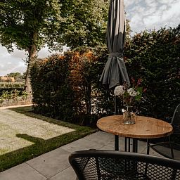 Terrasse des Ferienhauses in Groesbeek mit Blick auf die Natur von Groesbeek, Rijk van Nijmegen, Gelderland.