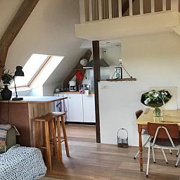 Gezellige binnenruimte van Vakantiehuisje in Groesbeek, Rijk van Nijmegen, met knusse keuken en zithoek voor een ontspannen verblijf in Gelderland.