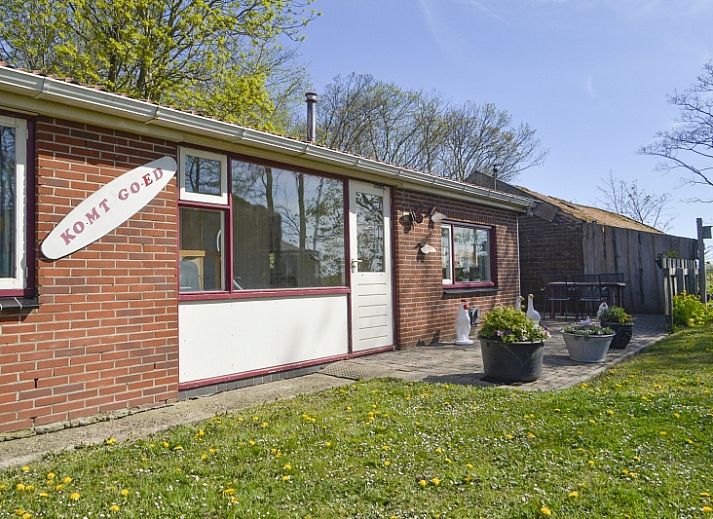 Coming good vacation home in De Cocksdorp Texel with cozy porch and garden statues