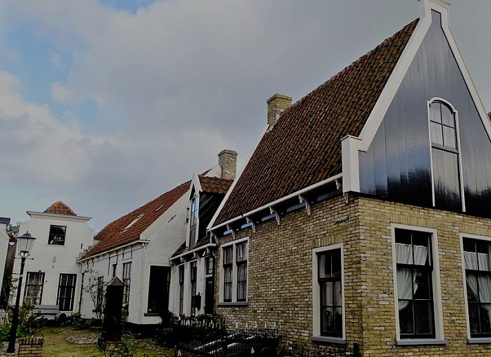 Cozy bedroom in Bungalow 419, De Cocksdorp, Texel with comfortable bed and atmospheric lighting.