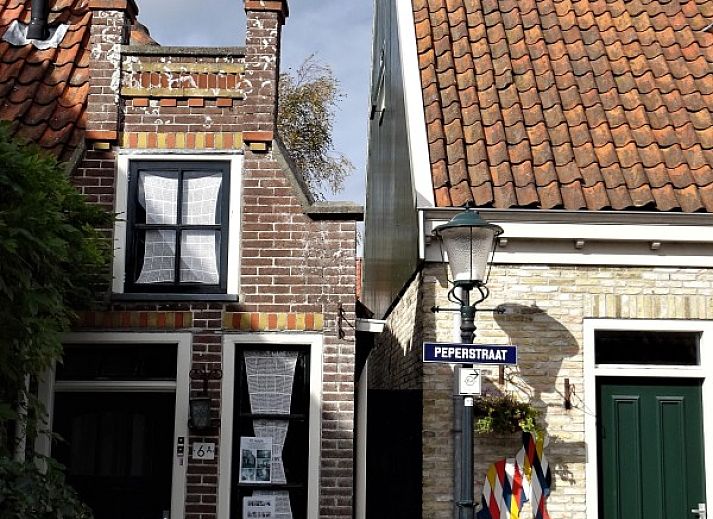 Cozy bedroom in Bungalow 419, De Cocksdorp, Texel with comfortable bed and atmospheric lighting.