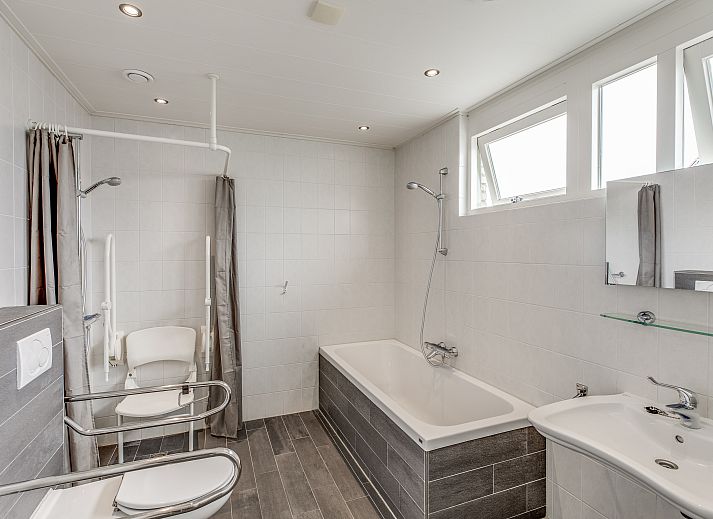 Grundriss des 4-Personen-Bungalows Sluftervallei in De Cocksdorp, Texel. Barrierefreier Grundriss mit moderner Kueche und komfortablem Wohnbereich.