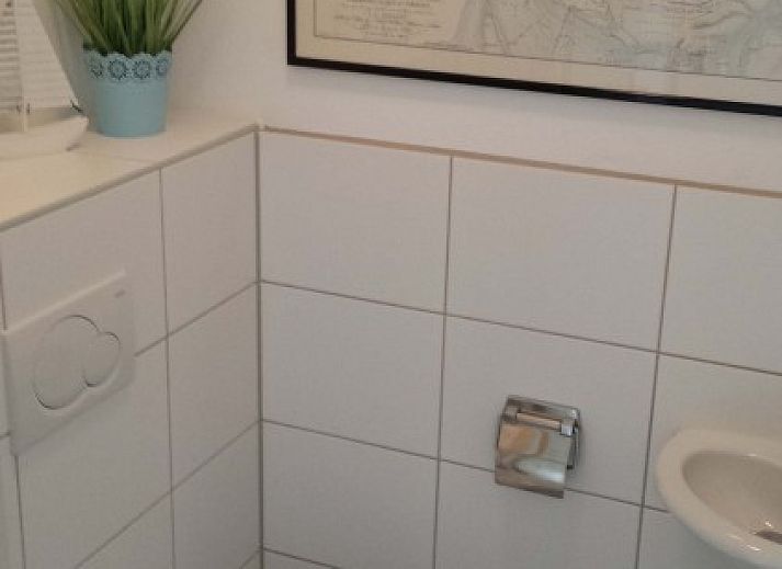 Modernes Wohnzimmer der Villa Duindoorn Texel (675) in De Cocksdorp, Texel mit komfortabler Einrichtung.