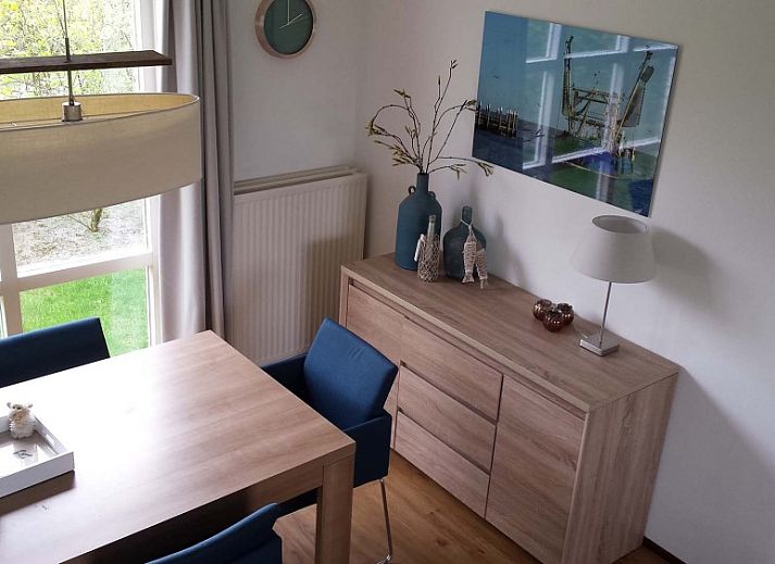 Modernes Wohnzimmer der Villa Duindoorn Texel (675) in De Cocksdorp, Texel mit komfortabler Einrichtung.