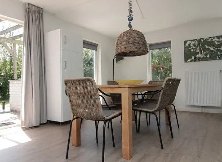 Terras met pergola bij vakantiehuis Ons Eilandgevoel in De Cocksdorp, Texel, ideaal voor buiten dineren.