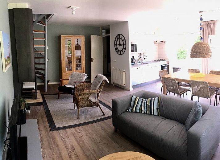 Terras met pergola bij vakantiehuis Ons Eilandgevoel in De Cocksdorp, Texel, ideaal voor buiten dineren.