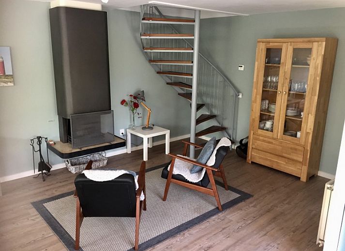 Terras met pergola bij vakantiehuis Ons Eilandgevoel in De Cocksdorp, Texel, ideaal voor buiten dineren.