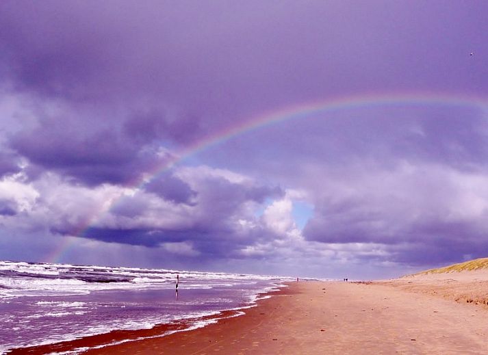 Slaapkamer met twee eenpersoonsbedden in bungalow Ons Eilandgevoel in De Cocksdorp, Texel.