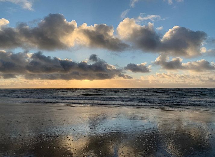 Slaapkamer met twee eenpersoonsbedden in bungalow Ons Eilandgevoel in De Cocksdorp, Texel.