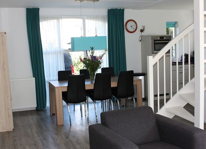 Gemuetliches Wohnzimmer im Ferienhaus Roggeslootweg 628, De Cocksdorp, Texel mit bequemer Sitzecke und Tageslicht.