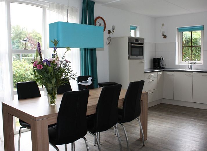 Gemuetliches Wohnzimmer im Ferienhaus Roggeslootweg 628, De Cocksdorp, Texel mit bequemer Sitzecke und Tageslicht.