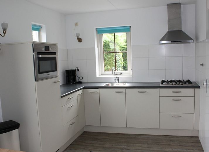 Gemuetliches Wohnzimmer im Ferienhaus Roggeslootweg 628, De Cocksdorp, Texel mit bequemer Sitzecke und Tageslicht.