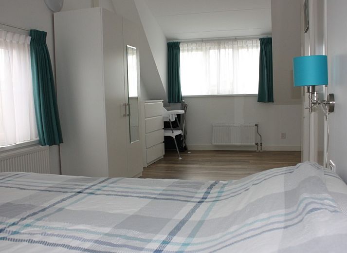 Gemuetliches Wohnzimmer im Ferienhaus Roggeslootweg 628, De Cocksdorp, Texel mit bequemer Sitzecke und Tageslicht.