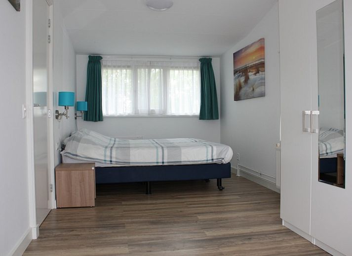 Esszimmer im Ferienhaus Roggeslootweg 628, De Cocksdorp, Texel mit grossem Tisch und modernem Mobiliar fuer gemuetliche Mahlzeiten.