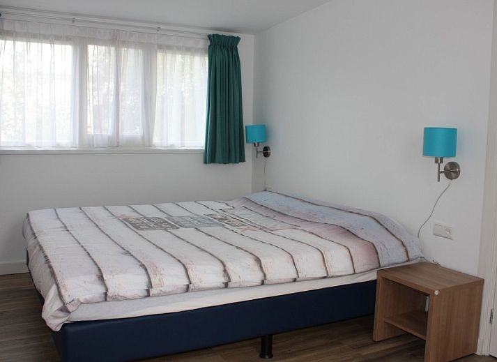 Esszimmer im Ferienhaus Roggeslootweg 628, De Cocksdorp, Texel mit grossem Tisch und modernem Mobiliar fuer gemuetliche Mahlzeiten.