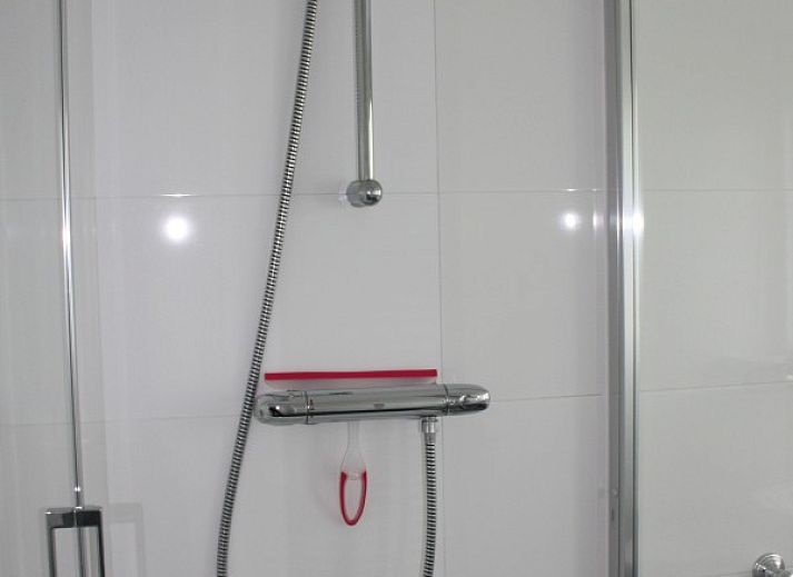 Esszimmer im Ferienhaus Roggeslootweg 628, De Cocksdorp, Texel mit grossem Tisch und modernem Mobiliar fuer gemuetliche Mahlzeiten.