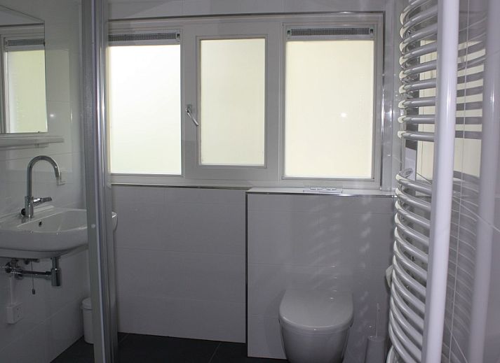 Esszimmer im Ferienhaus Roggeslootweg 628, De Cocksdorp, Texel mit grossem Tisch und modernem Mobiliar fuer gemuetliche Mahlzeiten.