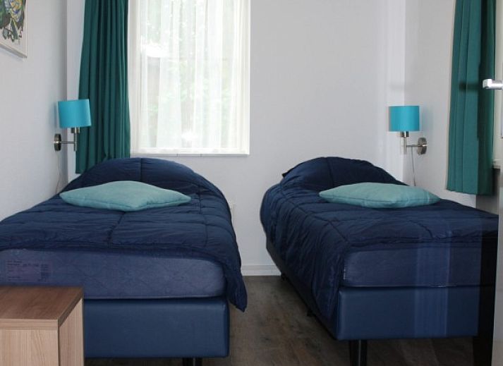 Esszimmer im Ferienhaus Roggeslootweg 628, De Cocksdorp, Texel mit grossem Tisch und modernem Mobiliar fuer gemuetliche Mahlzeiten.