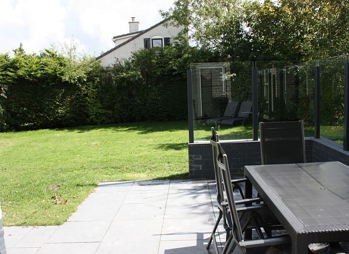 Moderne Kueche im Ferienhaus Roggeslootweg 628, De Cocksdorp, Texel mit Essecke und Blick auf die gruene Umgebung.