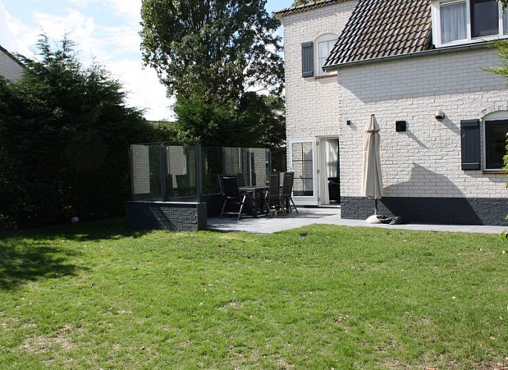 Stilvolle Kueche des Ferienhauses Roggeslootweg 628, De Cocksdorp, Texel mit schlichter Verarbeitung und viel natuerlichem Licht.