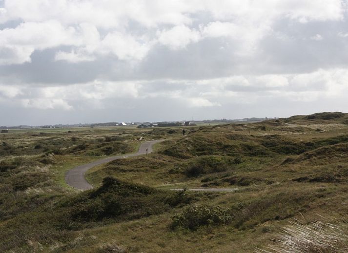 Stilvolle Kueche des Ferienhauses Roggeslootweg 628, De Cocksdorp, Texel mit schlichter Verarbeitung und viel natuerlichem Licht.