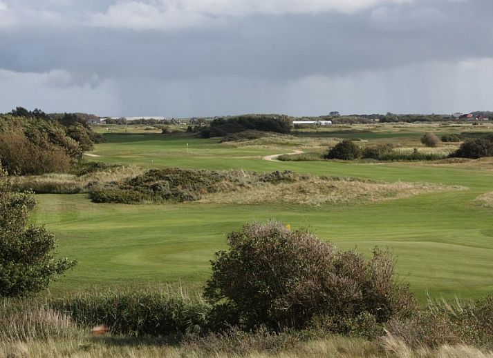 Stilvolle Kueche des Ferienhauses Roggeslootweg 628, De Cocksdorp, Texel mit schlichter Verarbeitung und viel natuerlichem Licht.