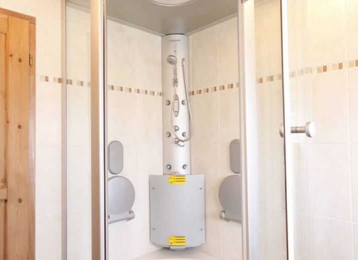 Moderne Kueche und Essecke in einer luxurioesen rollstuhlgerechten Villa fuer 6 Personen, De Cocksdorp, Texel, Watteninseln.