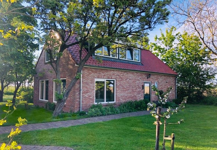 Aussenansicht von Unique 10 pers. Farm Lodge De Vuurtoren in 'Hoeve Vianen', Ferienhaus in De Cocksdorp, Texel, umgeben von viel Gruen.