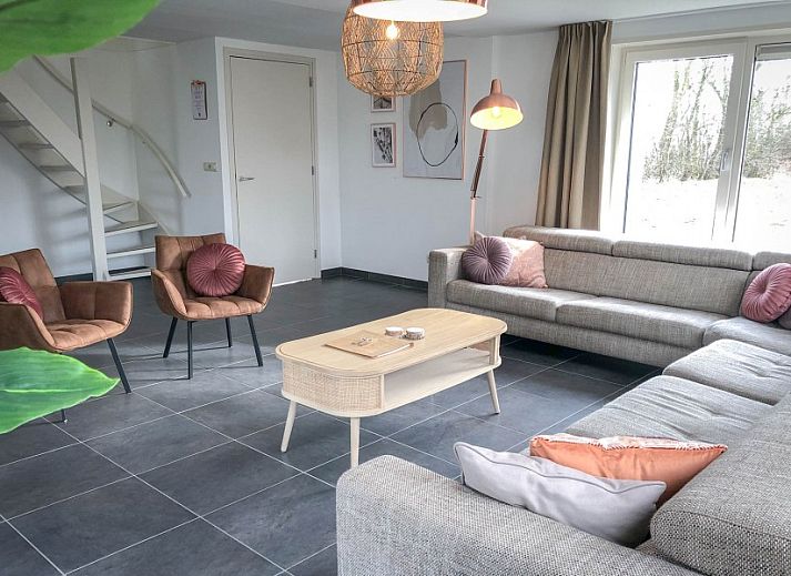 Aussenansicht von Unique 10 pers. Farm Lodge De Vuurtoren in 'Hoeve Vianen', Ferienhaus in De Cocksdorp, Texel, umgeben von viel Gruen.