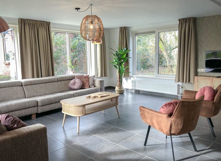 Aussenansicht von Unique 10 pers. Farm Lodge De Vuurtoren in 'Hoeve Vianen', Ferienhaus in De Cocksdorp, Texel, umgeben von viel Gruen.