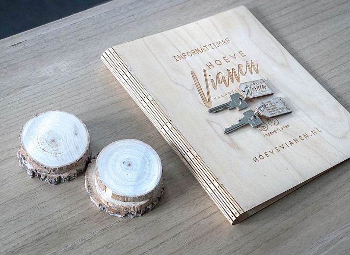 Aussenansicht von Unique 10 pers. Farm Lodge De Vuurtoren in 'Hoeve Vianen', Ferienhaus in De Cocksdorp, Texel, umgeben von viel Gruen.