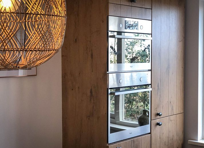 Aussenansicht von Unique 10 pers. Farm Lodge De Vuurtoren in 'Hoeve Vianen', Ferienhaus in De Cocksdorp, Texel, umgeben von viel Gruen.