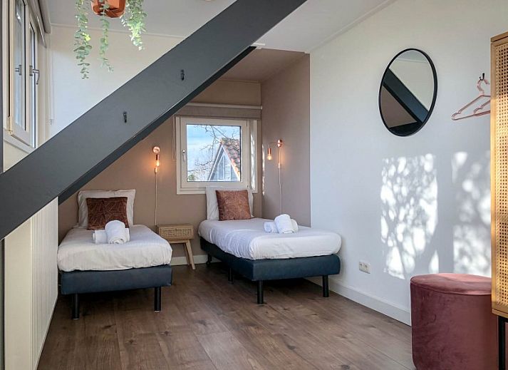 Helles Wohnzimmer mit gemuetlicher Sitzecke im Unique 10 pers. Bauernhof Lodge De Vuurtoren in 'Hoeve Vianen', in De Cocksdorp, Texel.