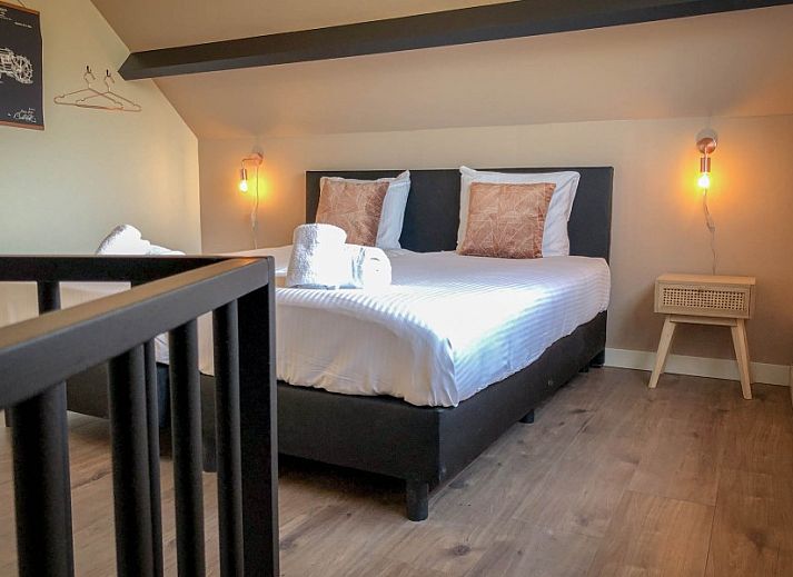 Helles Wohnzimmer mit gemuetlicher Sitzecke im Unique 10 pers. Bauernhof Lodge De Vuurtoren in 'Hoeve Vianen', in De Cocksdorp, Texel.