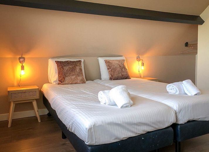 Helles Wohnzimmer mit gemuetlicher Sitzecke im Unique 10 pers. Bauernhof Lodge De Vuurtoren in 'Hoeve Vianen', in De Cocksdorp, Texel.