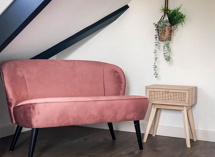 Helles Wohnzimmer mit gemuetlicher Sitzecke im Unique 10 pers. Bauernhof Lodge De Vuurtoren in 'Hoeve Vianen', in De Cocksdorp, Texel.