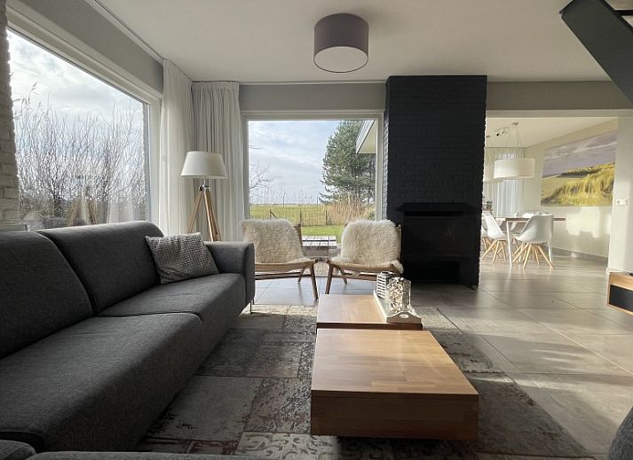 Luxe 8 persoons Golf Villa Texel in De Cocksdorp met moderne architectuur en ruime tuin, ideaal voor een ontspannen vakantie aan zee.