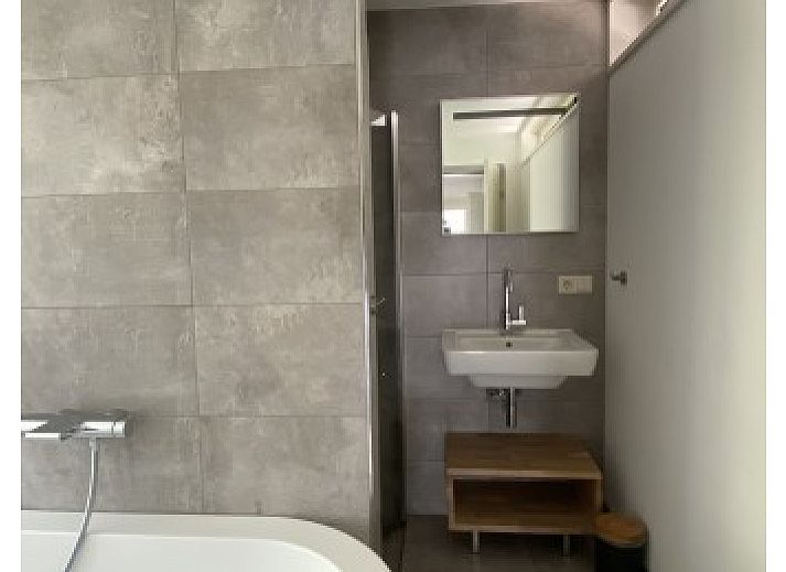 Natuurlijke omgeving bij Luxe 8 persoons Golf Villa Texel in De Cocksdorp met weelderige begroeiing en rustige sfeer, nabij de kust.