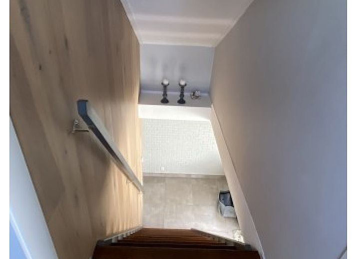 Natuurlijke omgeving bij Luxe 8 persoons Golf Villa Texel in De Cocksdorp met weelderige begroeiing en rustige sfeer, nabij de kust.