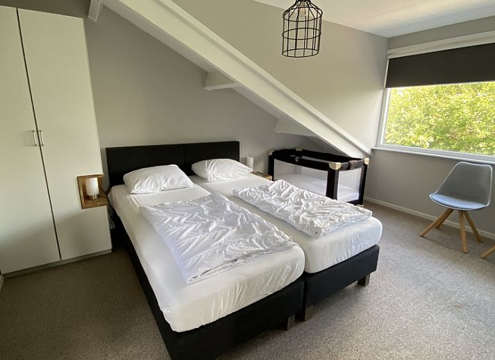 Buitenterras van Luxe 8 persoons Golf Villa Texel in De Cocksdorp met grote eettafel, ideaal voor gezellige diners in de natuur.